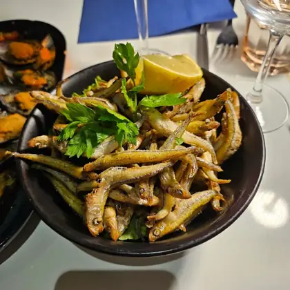 Friture de petits poissons, citron et persil