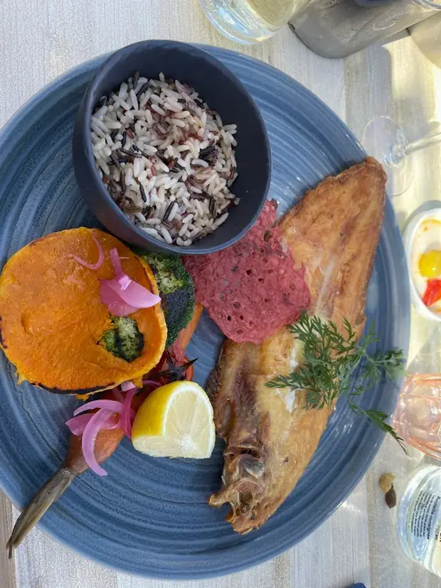 Poisson et accompagnements sur une assiette bleue